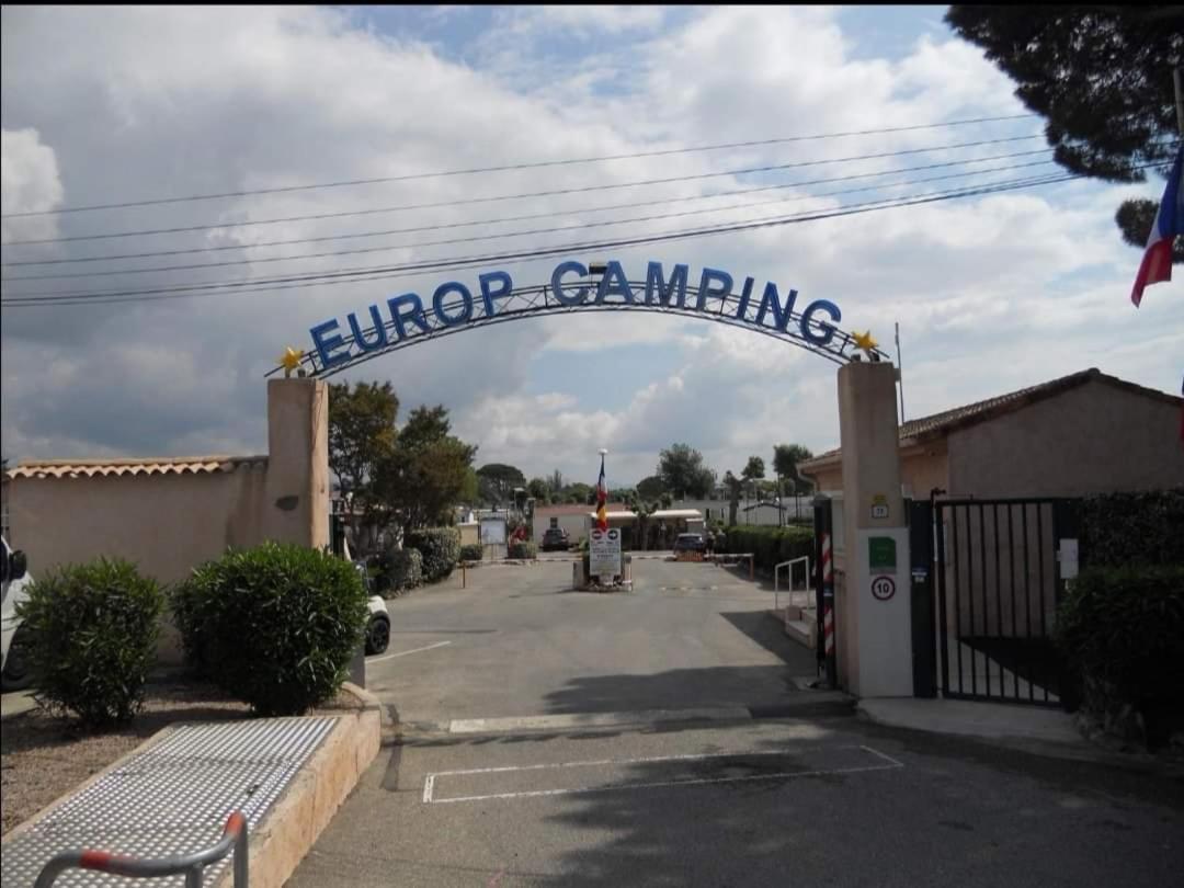 Vacances Familiales Dans Camping Avec Piscine Frejus Exterior photo